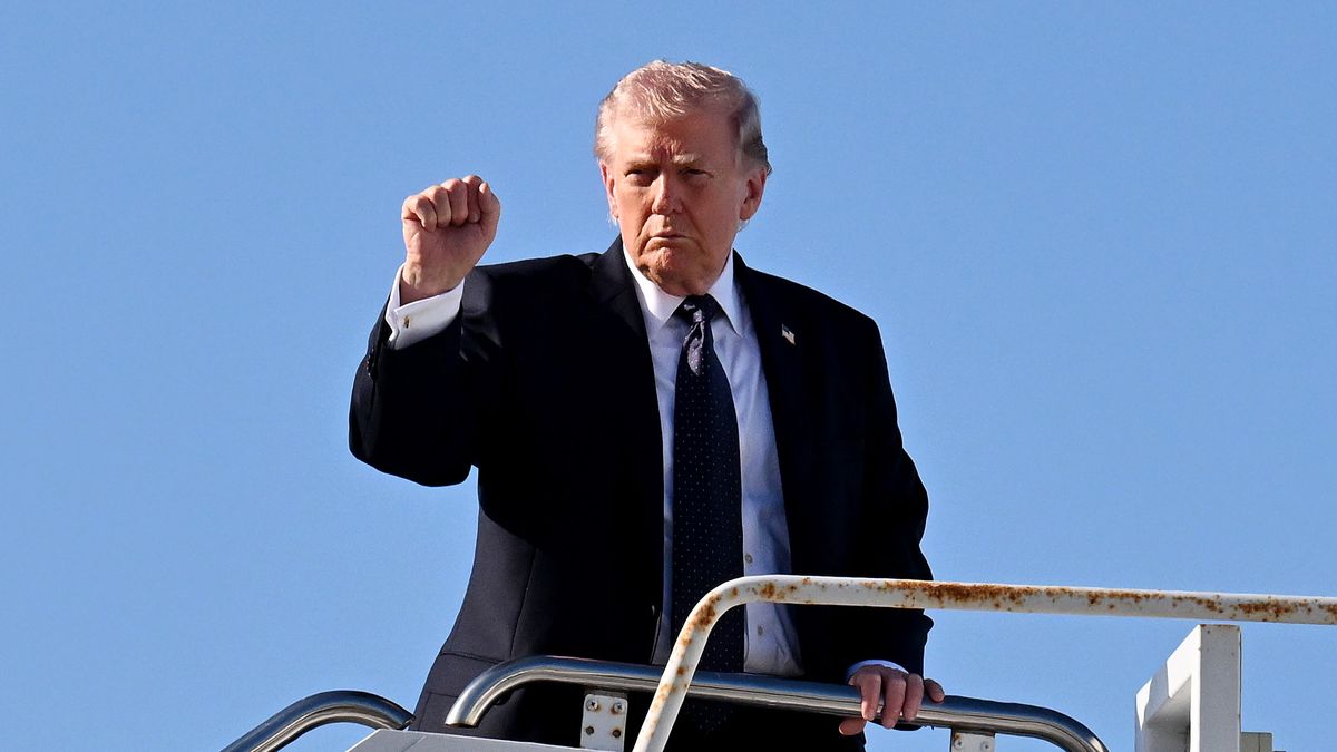 WEST PALM BEACH, FLORIDA - MARCH 01: U.S. President Donald Trump boards Air Force One at Palm Beach International Airport on March 1, 2026 in West Palm Beach, Florida. U.S. President Donald Trump announced on Saturday morning that the United States and Israel had launched an attack on Iran. (Photo by Roberto Schmidt/Getty Images)