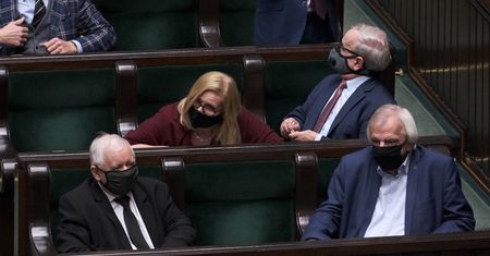 PiS przegrywa głosowanie. Szeptem: "Elżbieta, jest prośba szefa..."