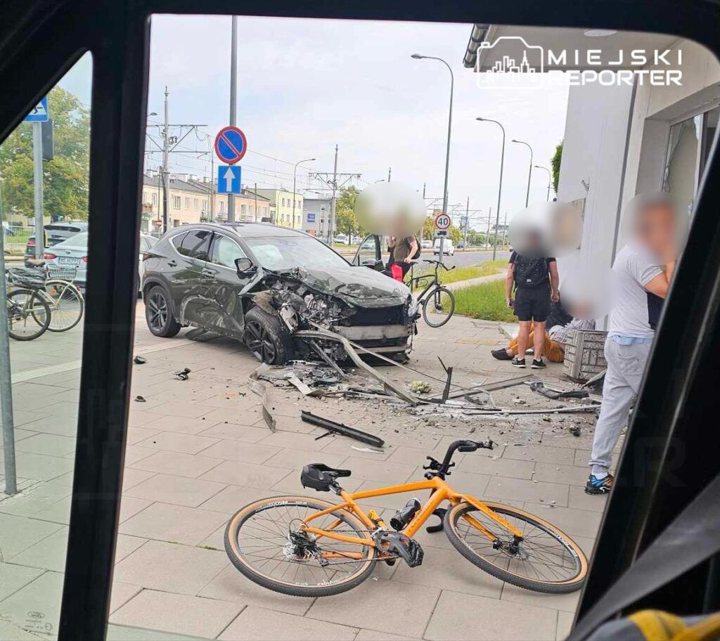 Auto wjechało w budynek Instytutu Lotnictwa. Ranna pracowniczka administracji