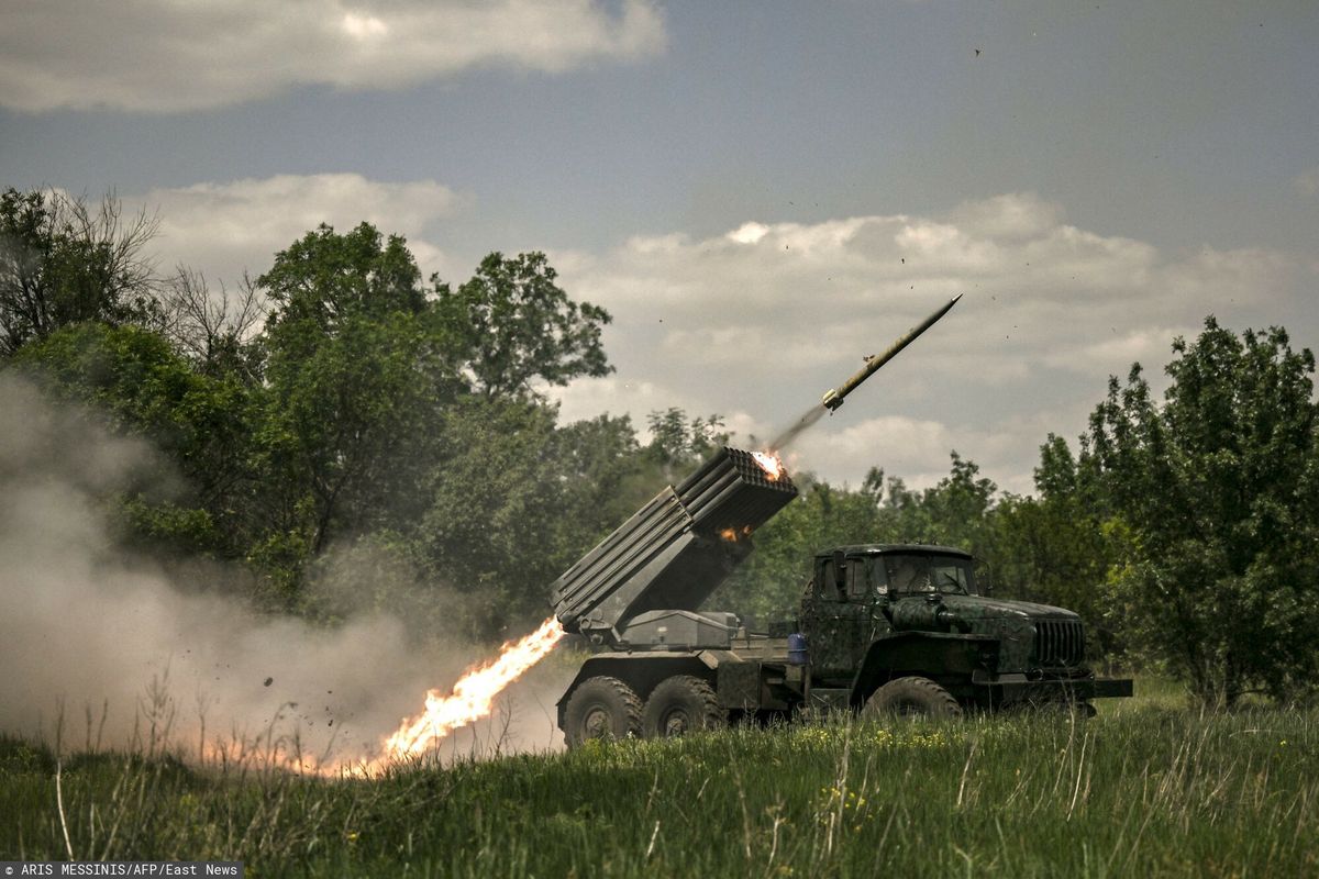 Wojna w Ukrainie - sytuacja w Donbasie
TOPSHOT - Ukrainian troops fire with surface-to-surface rockets MLRS towards Russian positions at a front line in the eastern Ukrainian region of Donbas on June 7, 2022. (Photo by ARIS MESSINIS / AFP)
ARIS MESSINIS