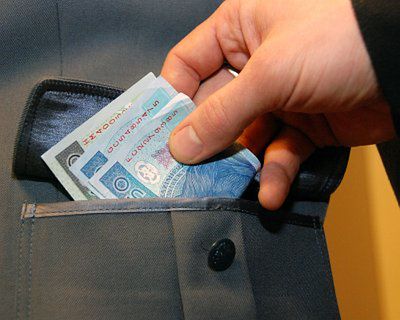 Nietrzeźwy kierowca próbował wręczyć łapówkę ostrowieckiej drogówce