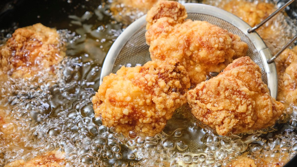 Podczas smażenia olej osiąga nawet 200 stopni Celsjusza