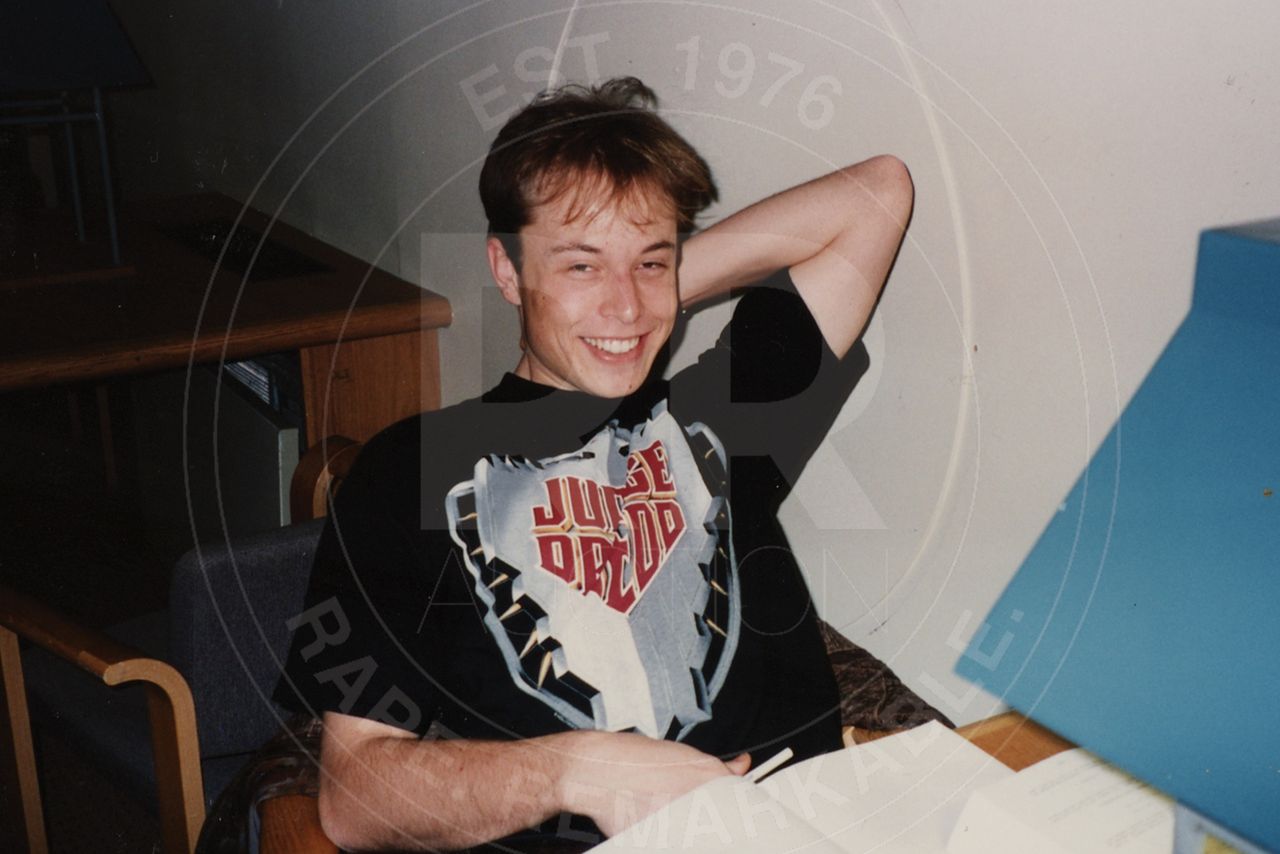 Zdjęcie uśmiechniętego Elona Muska z czasów studenckich zostało sprzedane za 7500 dolarów.