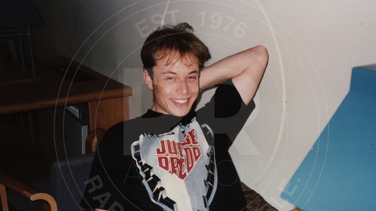 Zdjęcie uśmiechniętego Elona Muska z czasów studenckich zostało sprzedane za równowartość 82 tys. złotych.