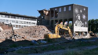 Z kampusu Uniwersytetu Śląskiego znikają budynki. To koniec "Tańczącej z atomami” i muralu z noblistką Marią Goeppert-Mayer