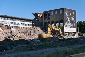 Z kampusu Uniwersytetu Śląskiego znikają budynki. To koniec "Tańczącej z atomami” i muralu z noblistką Marią Goeppert-Mayer