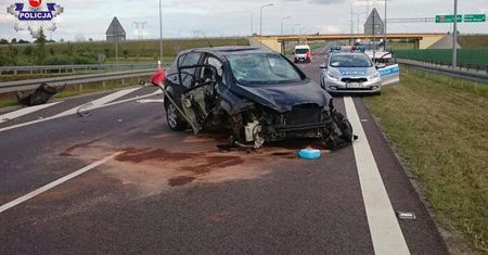 Wypadek na S17. Zasnęła za kierownicą i dachowała. W środku była 10-latka