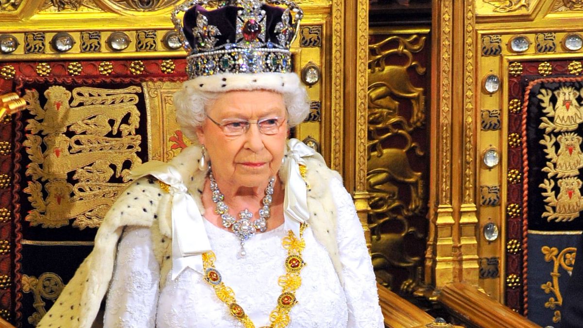 Królowa Elżbieta II zdradziła ile waży jej korona