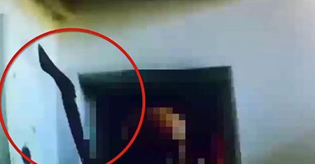 Na policjantów z siekierą. Wszystko nagrała kamera funkcjonariusza