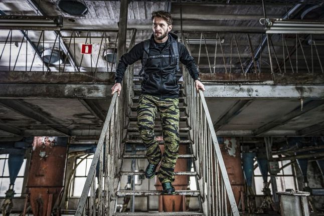 Dostępne komercyjnie spodnie we wzorze Tigerstripe polskiej firmy Helikon-tex