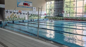 Warszawa: Mieszkańcy zablokowali budowę basenu. "Chodzimy tu na spacery z psami"