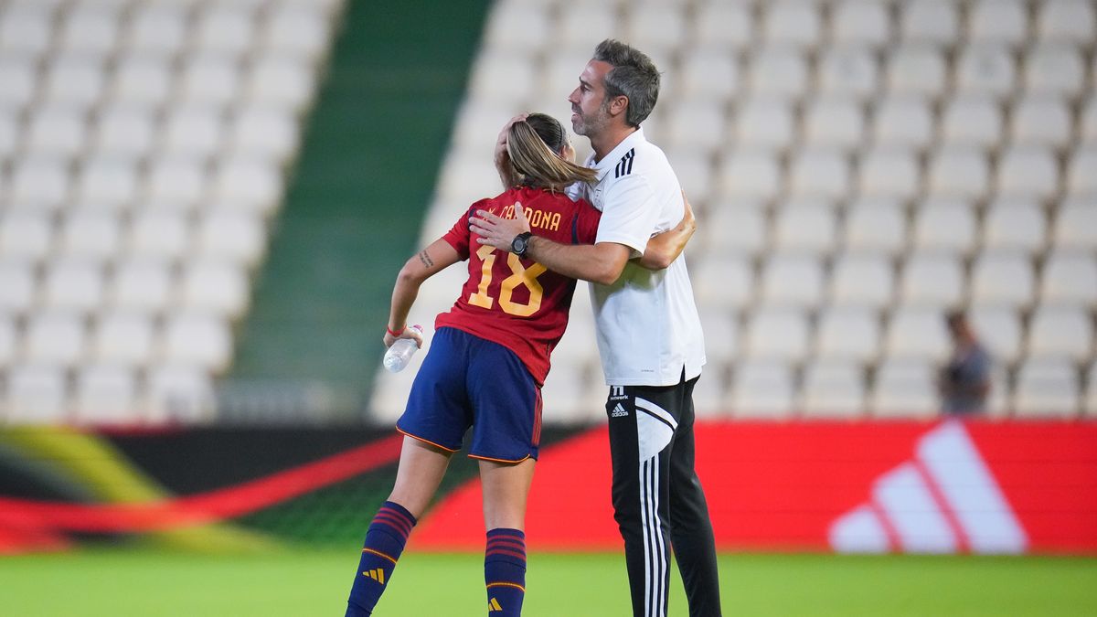 CORDOBA, SPAIN - OCTOBER 07: Jorge Vilda of Spain shake hands with Marta Cardona of Spain during the Women's International Friendly match between Spain and Sweden at Estadio Nuevo Arcangel on October 07, 2022 in Cordoba, Spain. (Photo by Aitor Alcalde/Getty Images)
