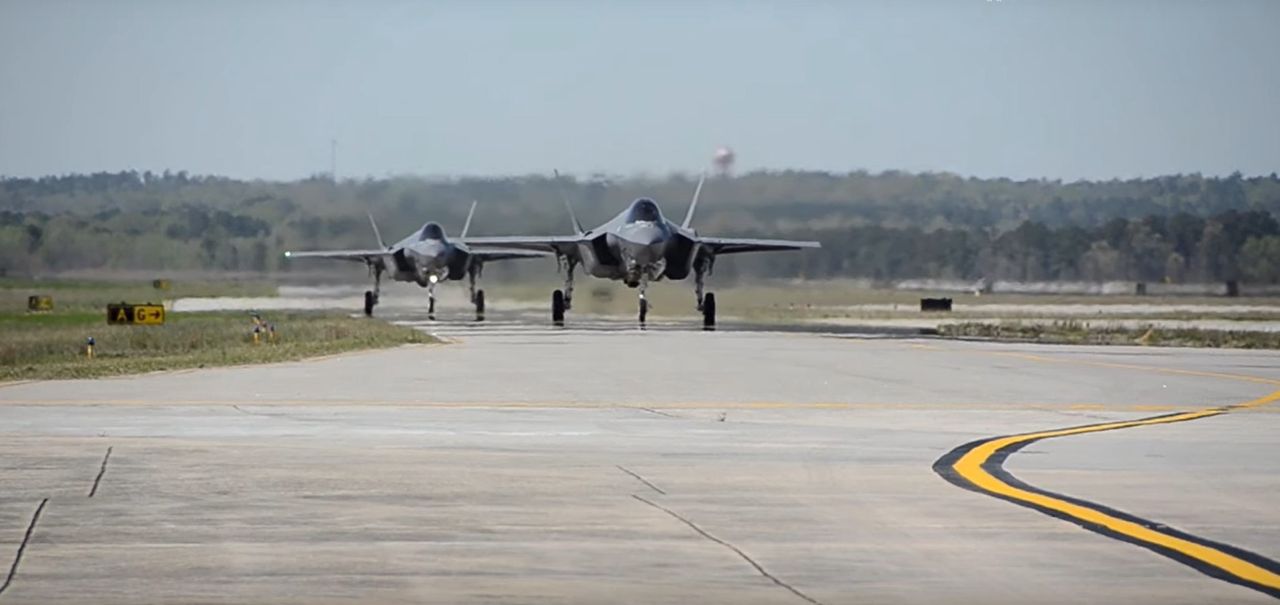 "Można widzieć przez podłogę". Polski oficer mówi o F-35