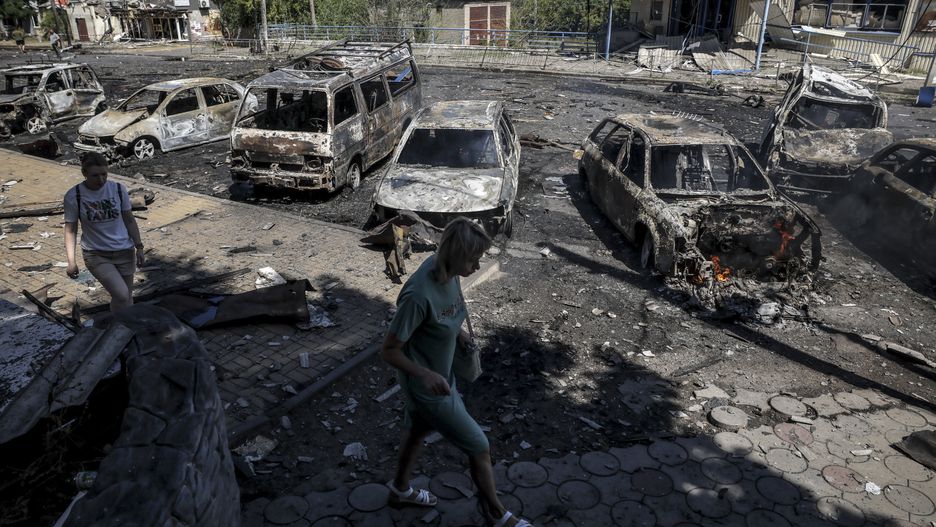 A handout photo made available by the press service of the 24th Mechanized Brigade of the Ukrainian Armed Forces shows people walking at the site of a Russian drone strike on a market in the frontline city of Druzhkivka in the Donetsk region, Ukraine, 02 August 2025, amid the Russian invasion. At least 5 people were injured in the Russian strike on Druzhkivka, according to Head of the Donetsk Regional Military Administration Vadym Filashkin. EPA/PRESS SERVICE OF THE 24 MECHANIZED BRIGADE HANDOUT HANDOUT EDITORIAL USE ONLY/NO SALES Dostawca: PAP/EPA.