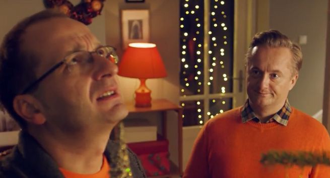 Robert Górski i Mikołaj Cieślak ubierają choinkę w spocie Orange na Kartę (wideo)