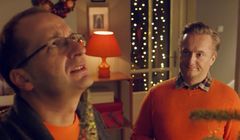 Robert Górski i Mikołaj Cieślak ubierają choinkę w spocie Orange na Kartę (wideo)
