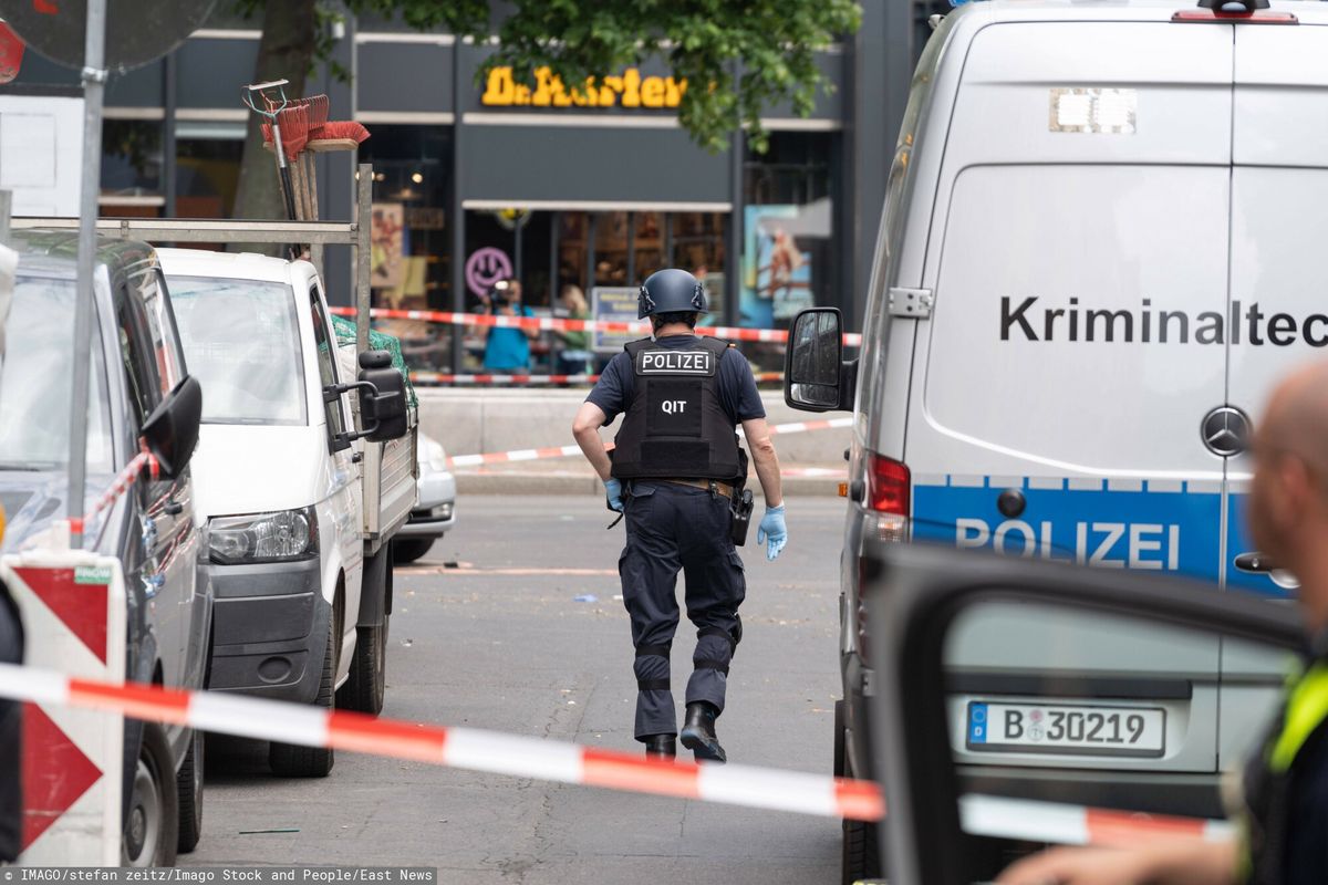 Niemiecki policjant na miejscu zdarzenia. Zdjęcie ilustracyjne