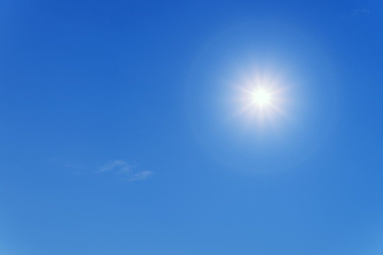 Słońce może być latem bardzo groźne. Jak uchronić się przed udarem?