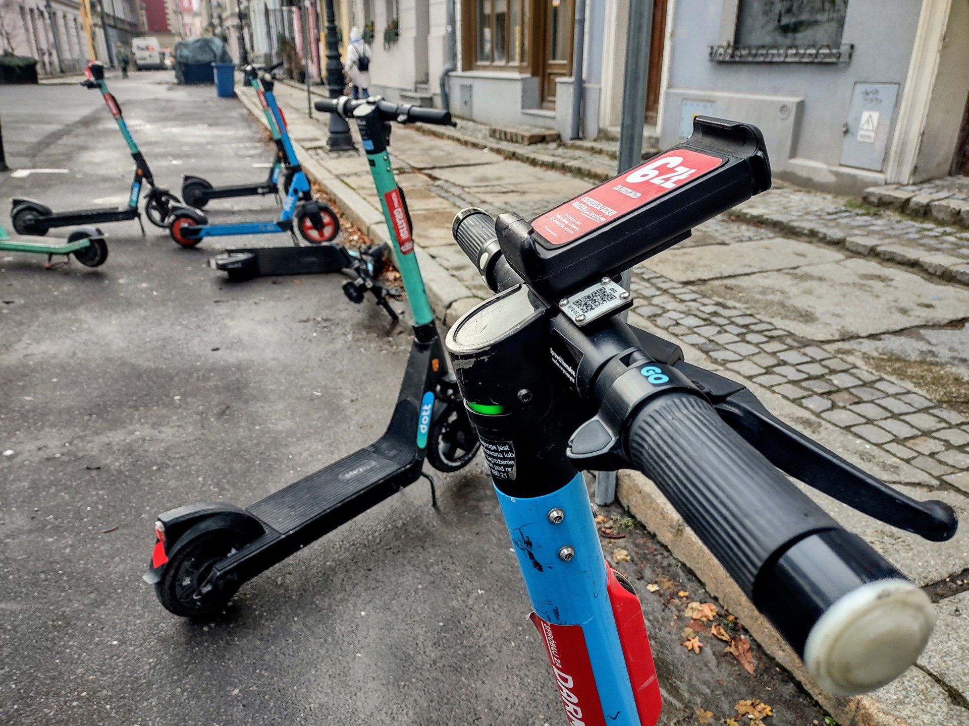 Tragiczne statystyki wypadków na hulajnogach elektrycznych w woj. śląskim. Odblokowane pędzą nawet do 75 km/h
