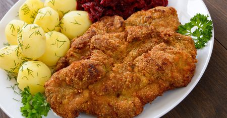 Natrzyj kotlety przed smażeniem. Będą smakować jak z najdroższej restauracji