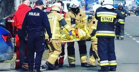 Pacjentka z udarem w bagażniku auta osobowego. Szokująca scena pod Warszawą