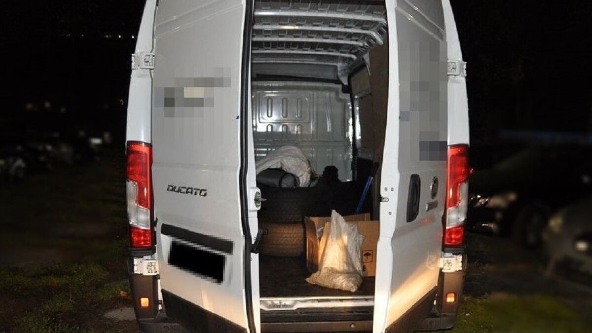 Biały bus należący do złodzieji