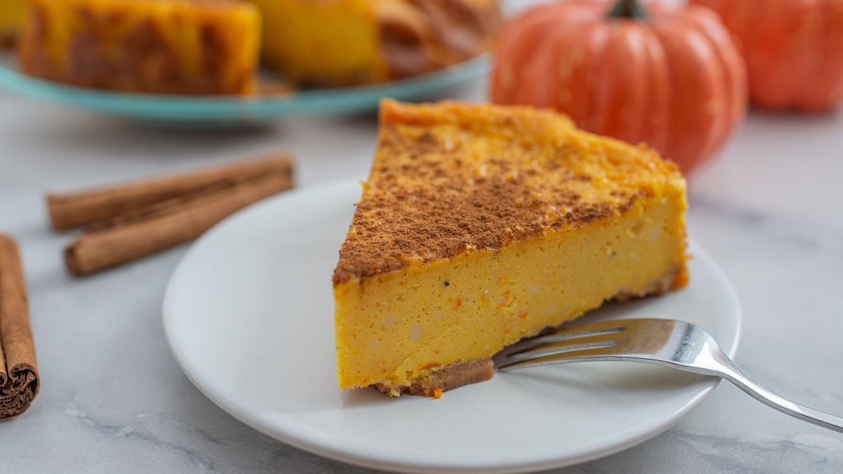 Mieszam twaróg z kremowym dodatkiem. Sernik wychodzi pyszny jak nigdy