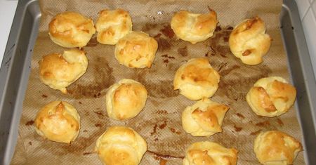 Zanim położysz papier na blachę, namocz go. To patent, który znacznie ułatwi ci pieczenie