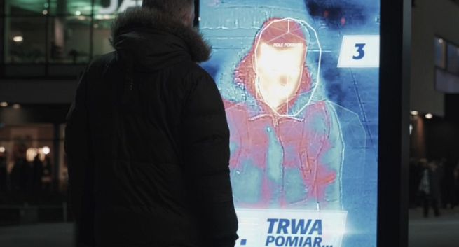 Nośnik reklamowy mierzący temperaturę ciała promuje Theraflu (wideo)