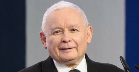 Ile zarabia Jarosław Kaczyński? Wciąż otrzymuje pensję wicepremiera. Dostaje też niezłą emeryturę. KOSMICZNA kwota