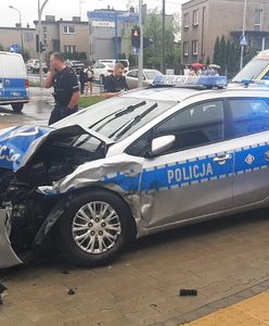 Wypadek z udziałem radiowozu. Dwóch policjantów trafiło do szpitala