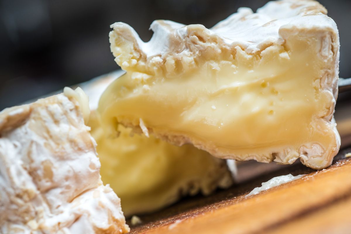 Winowajcy wysokiego cholesterolu. Wielu zjada bez świadomości, co w nich siedzi