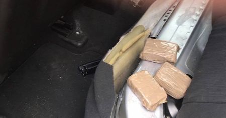 Próbował przemycić w aucie 63 kg haszyszu wartego prawie 2 mln zł