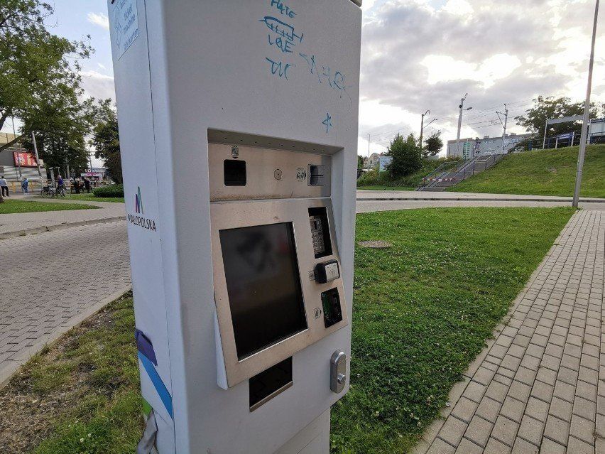 Większość pasażerów w Małopolsce musi korzystać z biletomatów.