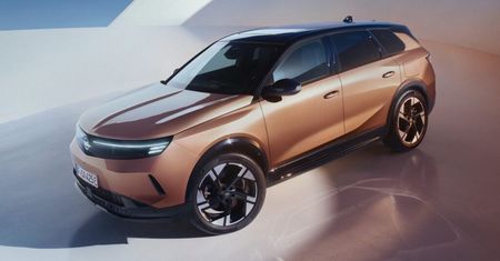 Nowy Opel Grandland wjeżdża do salonów. Zaskakuje mnogością napędów
