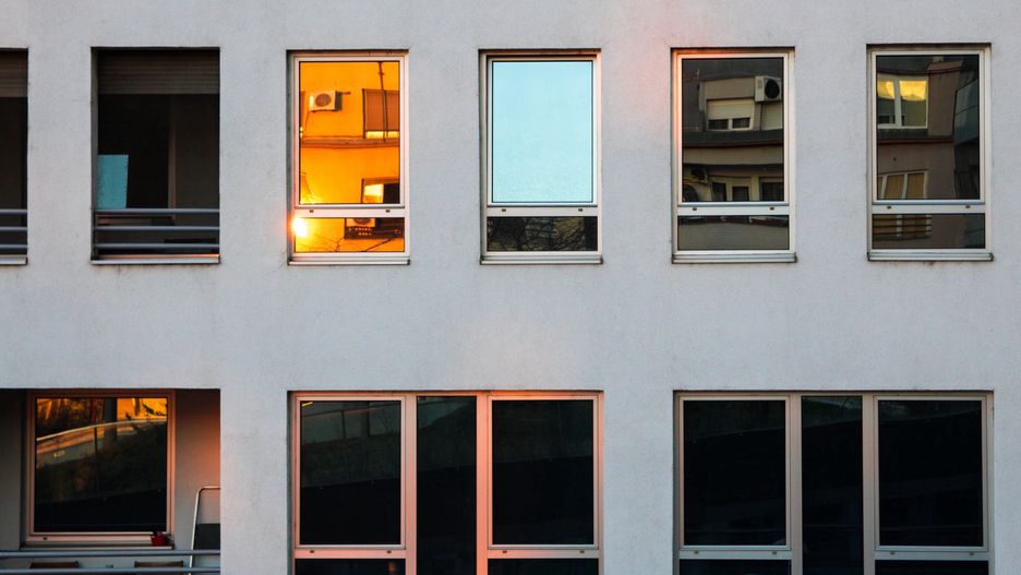 Olsztyn. Niemowlę wypadło z okna na czwartym piętrze (zdjęcie ilustracyjne)