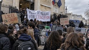 "Francuskie szkoły stanęły. Licealiści blokują placówki, tysiące zatrzymanych po starciach z policją".