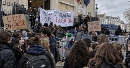 "Francuskie szkoły stanęły. Licealiści blokują placówki, tysiące zatrzymanych po starciach z policją".