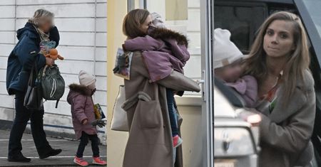 Agnieszka Kaczorowska opuszcza salę prób w towarzystwie córek i mamy