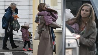 Agnieszka Kaczorowska opuszcza salę prób w towarzystwie córek i mamy