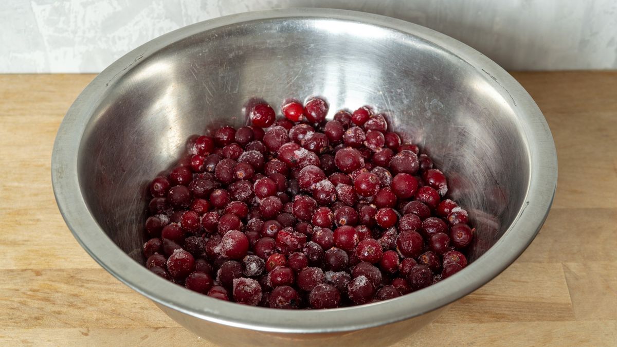 frozen cranberries in a metal bowl
frozen cranberries in a metal bowl. High quality photo
Anton Novikov