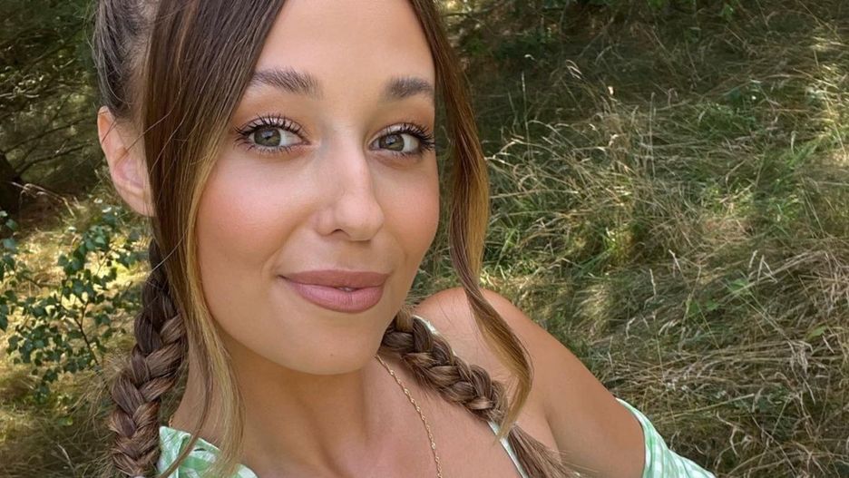 Izabella Krzan włożyła jeansową spódnicę na plan "PnŚ" 