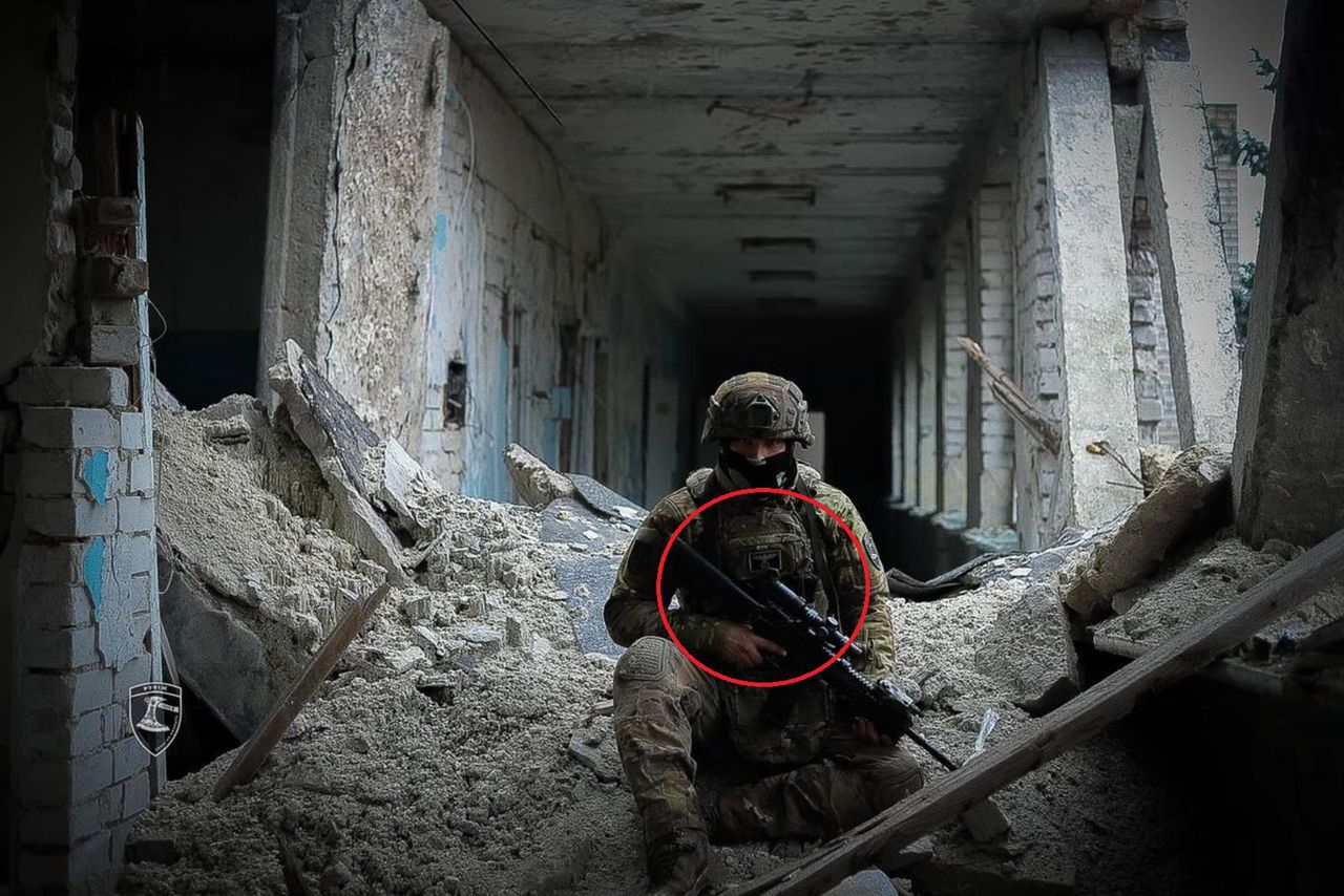 This photo outraged internet users, a soldier from Ukraine has a swastika on his vest.