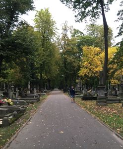 Wyszków. Przerażające znalezisko na cmentarzu. Trzeba było wzywać saperów