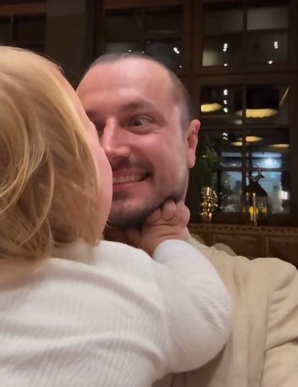 Aleksander Baron-Milwiw spędza czas z synem