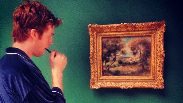 Facet w szlafroku podróżuje przez świat. Śledzą go tysiące internautów 1