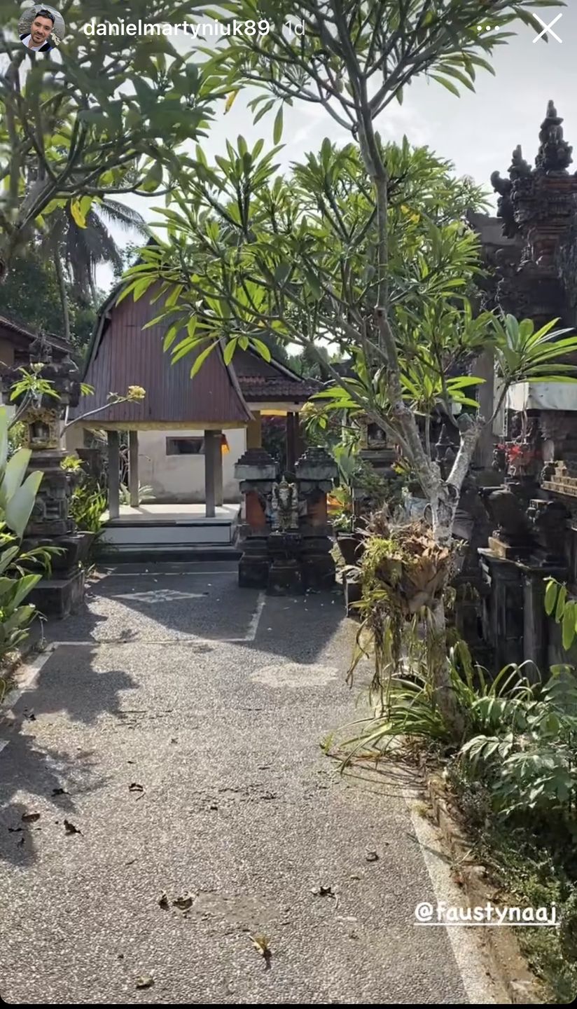 Zakochani zwiedzają balijskie miejsce kultu