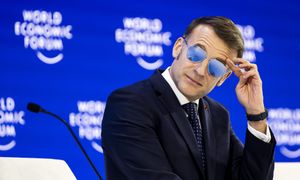 Macron założył okulary. Akcje producenta wystrzeliły. Miliony dolarów w górę