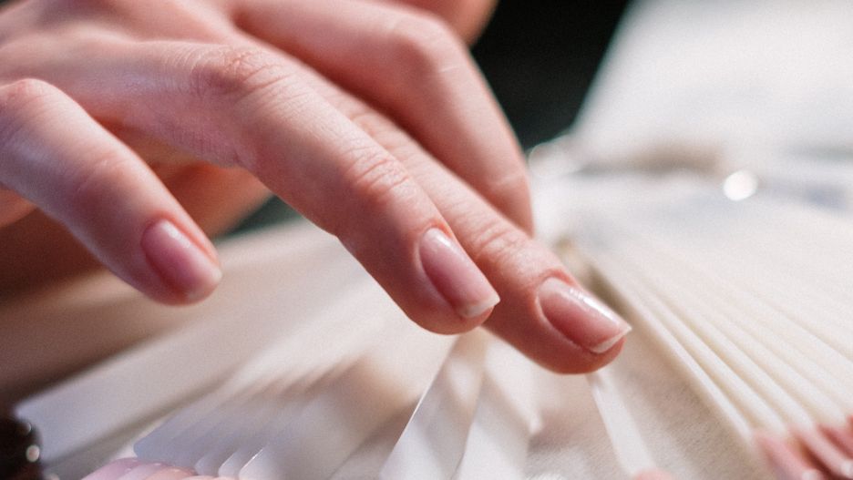 Włoski manicure optycznie wydłuża paznokcie 