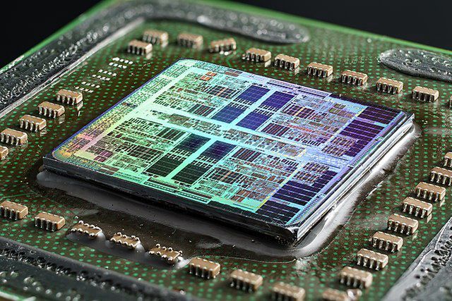 AMD Phenom X4 Agena— zdjęcie rdzenia pod IHS-em.